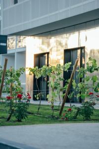 um grupo de plantas em frente a um edifício em Holiday Inn - Bordeaux-Merignac, an IHG Hotel em Mérignac