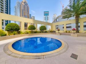 een zwembad in het midden van een gebouw met hoge gebouwen bij EDEN'S Homes & Villas - Royal Oceanic in Dubai