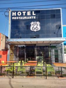 un ristorante con tavolo e sedie di fronte di Hotel Ruta 66 Oficial a Paso de los Libres