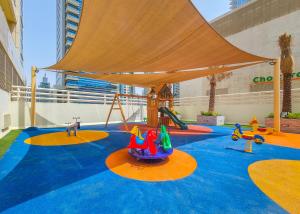 een kinderspeelplaats in een gebouw met een speeltuin bij EDEN'S Homes & Villas - Royal Oceanic in Dubai