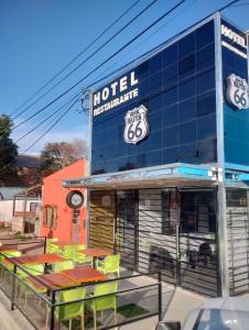 um restaurante de motel com mesas e cadeiras em frente em Hotel Ruta 66 Oficial em Paso de los Libres