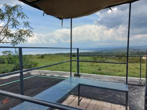 een balkon met een tafel en uitzicht op een veld bij Parkview apartments in Nakuru