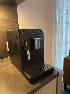een koffiezetapparaat op een aanrecht bij Forestlodge in het Vechtdal - 5 persoons in Hardenberg