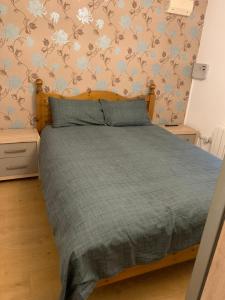 um quarto com uma cama com uma colcha verde em Arkenfield farm cabin em East Bridgford