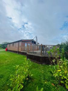 um edifício com um parque infantil num quintal em Hedgerow Lodge with Hot Tub em Malton