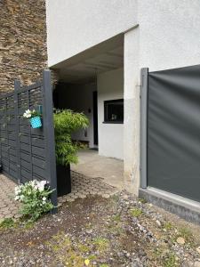 una entrada a un edificio con una puerta y una planta en Apartment Abtei Sayn, en Bendorf