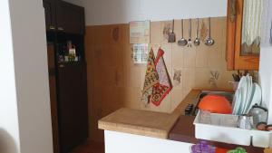 kuchnia ze zlewem i blatem w obiekcie Casa vacanze Isola Rossa w mieście Isola Rossa