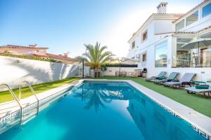 een zwembad in de achtertuin van een huis bij VB Guadalmedina 4BDR Renewed Villa in Benalmádena
