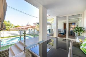 een open woonkamer met een zwembad en een huis bij VB Guadalmedina 4BDR Renewed Villa in Benalmádena