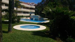 Bazén v ubytovaní Holidays2Benalmadena Torrequebrada Sea view Front beach with pool parking & terraces alebo v jeho blízkosti