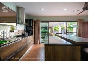 uma cozinha com uma bancada e uma grande janela em Mae Phim , Bali Residence 2 with privat pool em Rayong