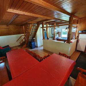 einen Blick über ein Esszimmer mit roten Tischen und Stühlen in der Unterkunft Doi Frati in Topliţa