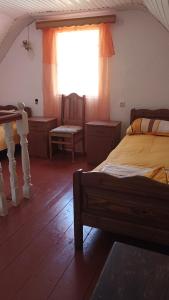 um quarto com uma cama e uma janela em Cottage Teremok 7 people em Ureki