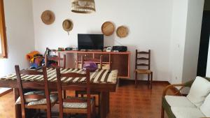 jadalnia ze stołem i telewizorem w obiekcie Casa vacanze Isola Rossa w mieście Isola Rossa