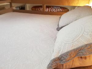 Łóżko lub łóżka w pokoju w obiekcie Le Chai de l'Océan -Maison plage à 300m - Jardin Terrasse