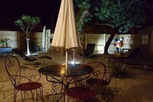 Patio lub wspólna przestrzeń na świeżym powietrzu w obiekcie Le Chai de l'Océan -Maison plage à 300m - Jardin Terrasse