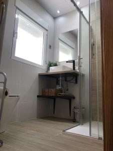 un baño con lavabo y espejo en Apartamentos Amanecer Centro, en Murcia 19 fotos más