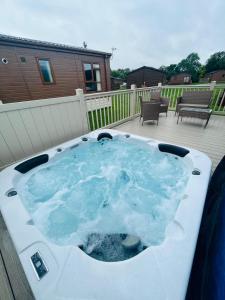 Imagen de la galería de Ness Lodge with Hot Tub, en Malton
