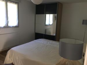Łóżko lub łóżka w pokoju w obiekcie Ski 3 Vallées à 80m télécabine de l'Olympe - appt 50m2, 3étoiles