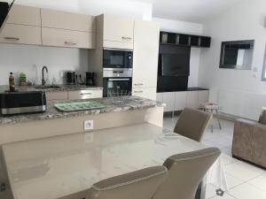 Kuchnia lub aneks kuchenny w obiekcie Ski 3 Vallées à 80m télécabine de l'Olympe - appt 50m2, 3étoiles