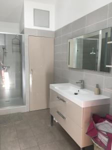Łazienka w obiekcie Ski 3 Vallées à 80m télécabine de l'Olympe - appt 50m2, 3étoiles