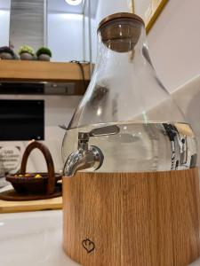 un vasetto di vetro con base in legno su un bancone della cucina di Hostal Casa de Luna y Sol a Úbeda