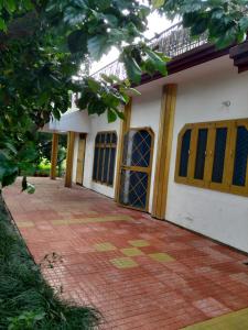 una vista esterna di una casa con patio in mattoni di DooN Resort & Farmhouse stay a Dehradun