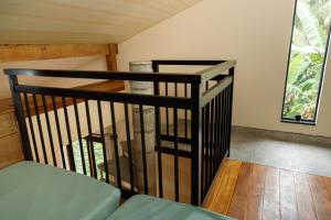 uma escada com um corrimão preto num quarto em Casa Florescer da Madeira em Pomerode