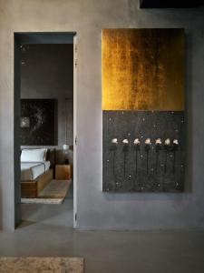 una camera con un letto e un dipinto sul muro di Fornace Suite a Firenze Altre 37 foto