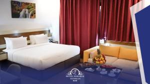 Ένα ή περισσότερα κρεβάτια σε δωμάτιο στο HOTEL MAKARIM TETOUAN