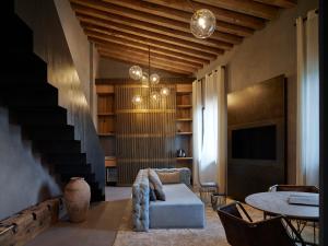 un soggiorno con un divano e un tavolo di Fornace Suite a Firenze