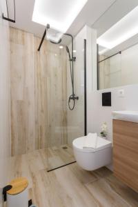 e bagno con doccia, servizi igienici e lavandino. di ACQUARELA Family Home free parking by Cadiz4Rentals a Cadice