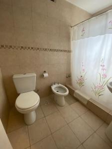 サン・カルロス・デ・バリローチェにあるHotel Garden Barilocheのバスルーム(トイレ、ビデ付)