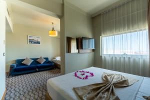Un pat sau paturi într-o cameră la City Live Hotel +81 fotografii