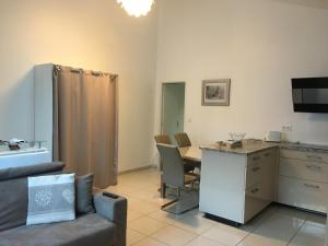 salon z kuchnią i stołem z kanapą w obiekcie Ski 3 Vallées à 80m télécabine de l'Olympe - appt 50m2, 3étoiles w mieście Brides-les-Bains