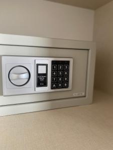 サン・カルロス・デ・バリローチェにあるHotel Garden Barilocheの電子レンジ(コントロールパネル付)