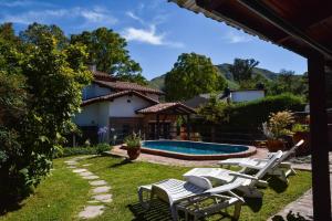 ラ・ファルダにあるFamilia Luchettiの裏庭(プール、椅子付)