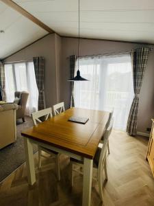 Et opholdsområde på Eastgate Lodge with Hot Tub