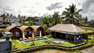 een luchtzicht op een villa met een resort bij Villa Sawah Ramah in Ubud