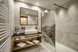 考訥塔爾的住宿－Aktivhotel Feichtner Hof，一间带水槽和镜子的浴室