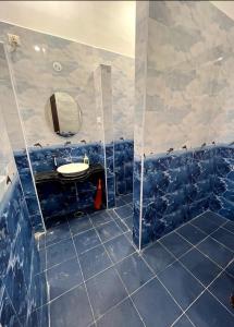 uma casa de banho com um lavatório e um espelho em Mer Vue Villa, Kovalam, ECR, Chennai em Chennai