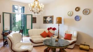 Vilassar de Dalt的住宿－Casa Can Roura，客厅配有沙发、椅子和桌子