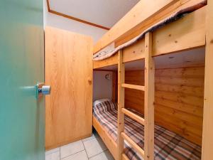 a bedroom with two bunk beds in a cabin at Appartement Les Menuires, 2 pièces, 4 personnes - FR-1-344-961 in Les Menuires