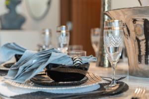 Restaurace v ubytování EDEN'S Homes & Villas - Vida Emirates Hills Residences