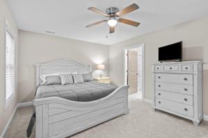 Un dormitorio con una cama y un ventilador de techo. en Beaufort Villas #B, en Beaufort
