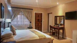 Ein Bett oder Betten in einem Zimmer der Unterkunft Komani Resorts