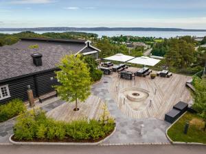 uma vista aérea de um pátio com uma árvore e um edifício em Quality Hotel Leangkollen em Asker