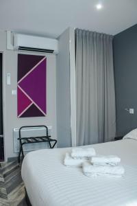 sypialnia z łóżkiem z ręcznikami w obiekcie La Source w mieście Porcieu-Amblagnieu