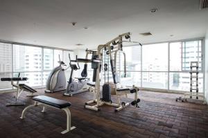 Fitness centrum a/nebo fitness zařízení v ubytování 4C-25BRs3bathAS Downtown Bangkok Near BtsMrt