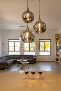 a living room with a couch and a table at וילת המלך שלמה דירוג 10 יוצא מן הכלל in Wadi Keren